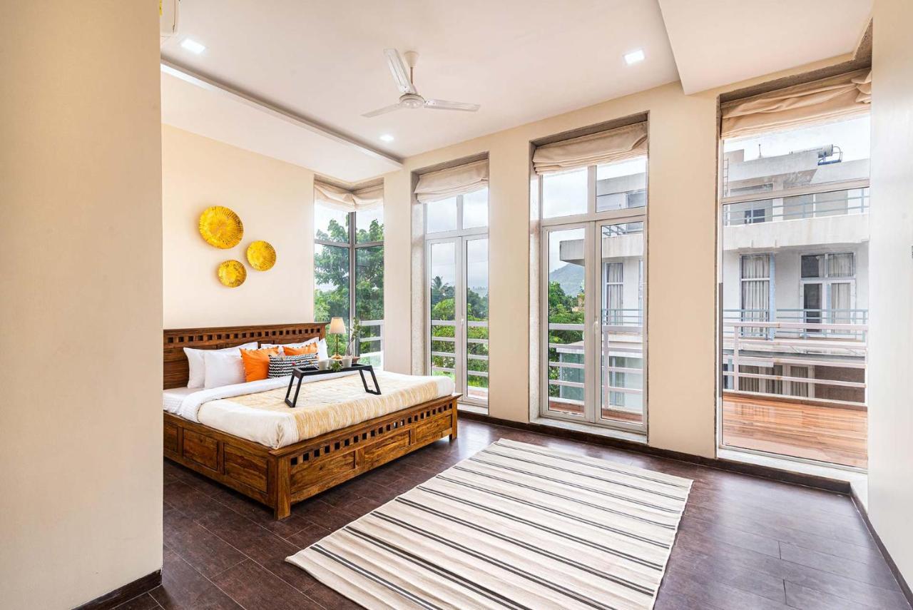 Sierra Skies By Stayvista - A Mountain-View Villa Featuring A Rooftop Swimming Pool, Jacuzzi, Turf, And A Gym For An Elevated Stay Lonavala Eksteriør bilde